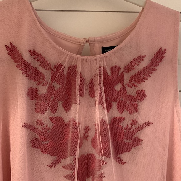 White House Black Market Detailed Tank - Picture 2 of 4